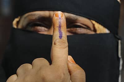 ನಾಗ್ಪುರದಲ್ಲಿ ಮತ ಚಲಾಯಿಸಿದ ಬಳಿಕ ಮತದಾರರೊಬ್ಬರು ತನ್ನ ಕೈ ಬೆರಳನ್ನು ತೋರಿಸಿದ್ದು ಹೀಗೆ..