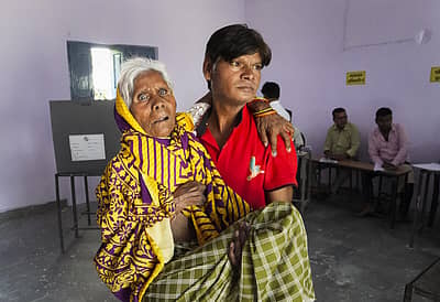 ರಾಜಸ್ಥಾನದ ಭರತ್ಪುರದಲ್ಲಿ ಮತ ಚಲಾಯಿಸಲು ಬಂದ ವೃದ್ಧೆ.