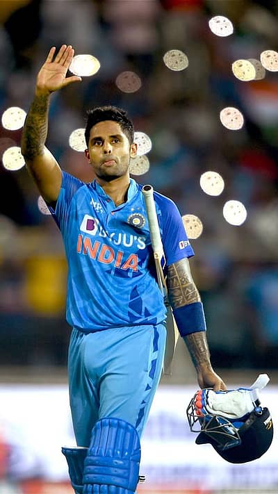 ಚುಟುಕು ಕ್ರಿಕೆಟ್ನ ಪರಿಣಿತ ಹಾಗೂ ನಂ.1 ಬ್ಯಾಟರ್ ಎನಿಸಿರುವ ಸೂರ್ಯಕುಮಾರ್ ಯಾದವ್ ಸ್ಫೋಟಕ ಬ್ಯಾಟಿಂಗ್ಗೆ ಹೆಸರುವಾಸಿ. 60 ಪಂದ್ಯ ಆಡಿರುವ ಅವರು 4 ಶತಕ ಸಹಿತ 2,141 ರನ್ ಗಳಿಸಿದ್ದಾರೆ. ಅವರ ಸ್ಟ್ರೈಕ್ರೇಟ್ 171.55!