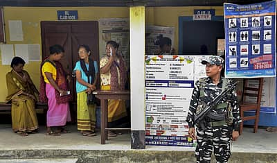 ಮೇಘಾಲಯದ ಮತದಾನ ಕೇಂದ್ರದಲ್ಲಿ ಮತದಾನ ಮಾಡಲು ಸರತಿ ಸಾಲಿನಲ್ಲಿ ಕಾಯುತ್ತಿರುವ ಜನರು ಹಾಗೂ ಭದ್ರತಾ ಸಿಬ್ಬಂದಿ.