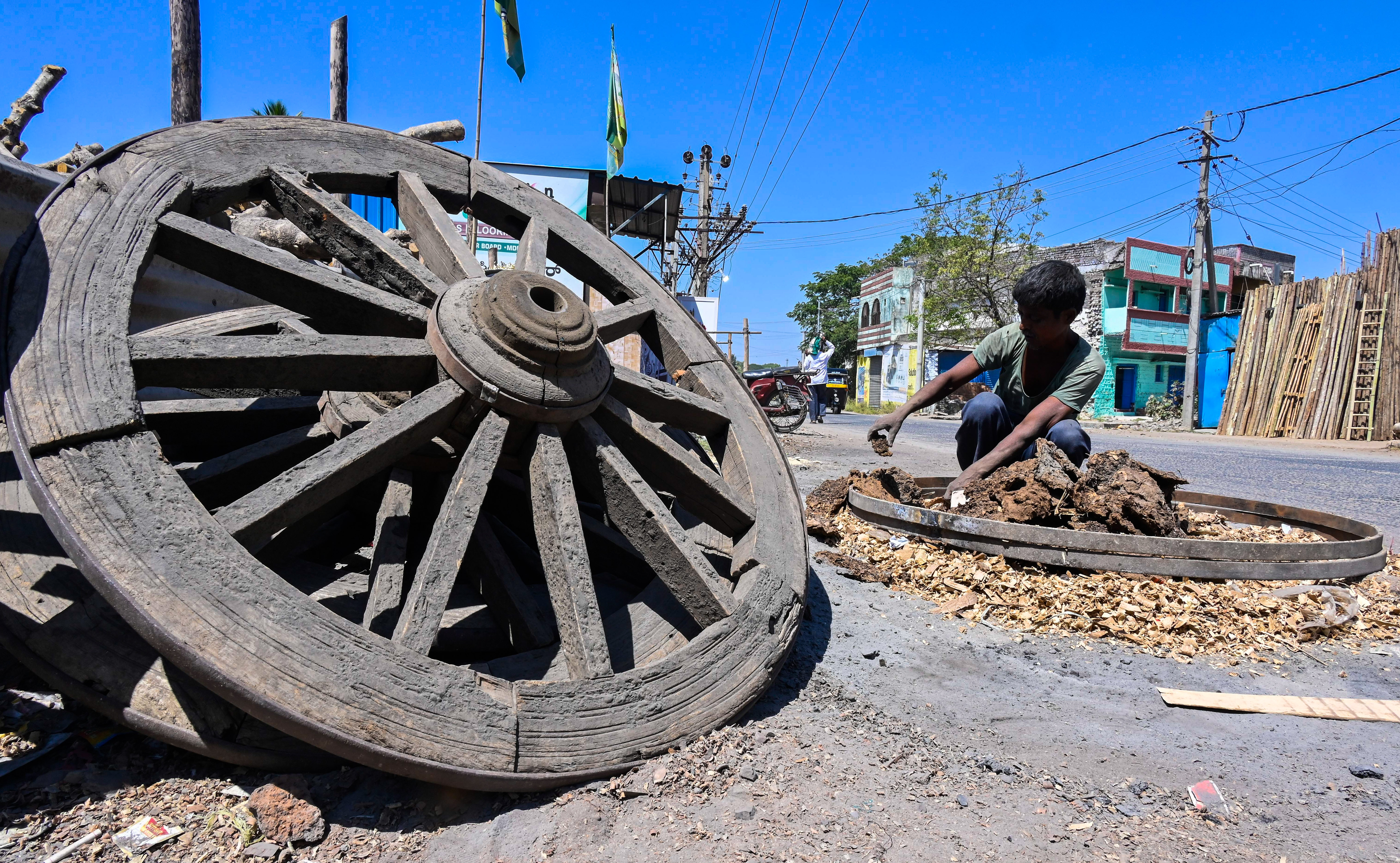ಕಲಬುರಗಿಯ ಬಂಬೂ ಬಜಾರ್ನಲ್ಲಿ ಚಕ್ಕಡಿಯ ಕಟ್ಟಿಗೆ ಗಾಲಿಗೆ ಹಳಿಜೋಡಿಸಲು ಬೆರಣಿ ಜೋಡಿಸುತ್ತಿರುವ ಕಮ್ಮಾರ –ಪ್ರಜಾವಾಣಿ ಚಿತ್ರ/ತಾಜುದ್ದೀನ್ ಆಜಾದ್
