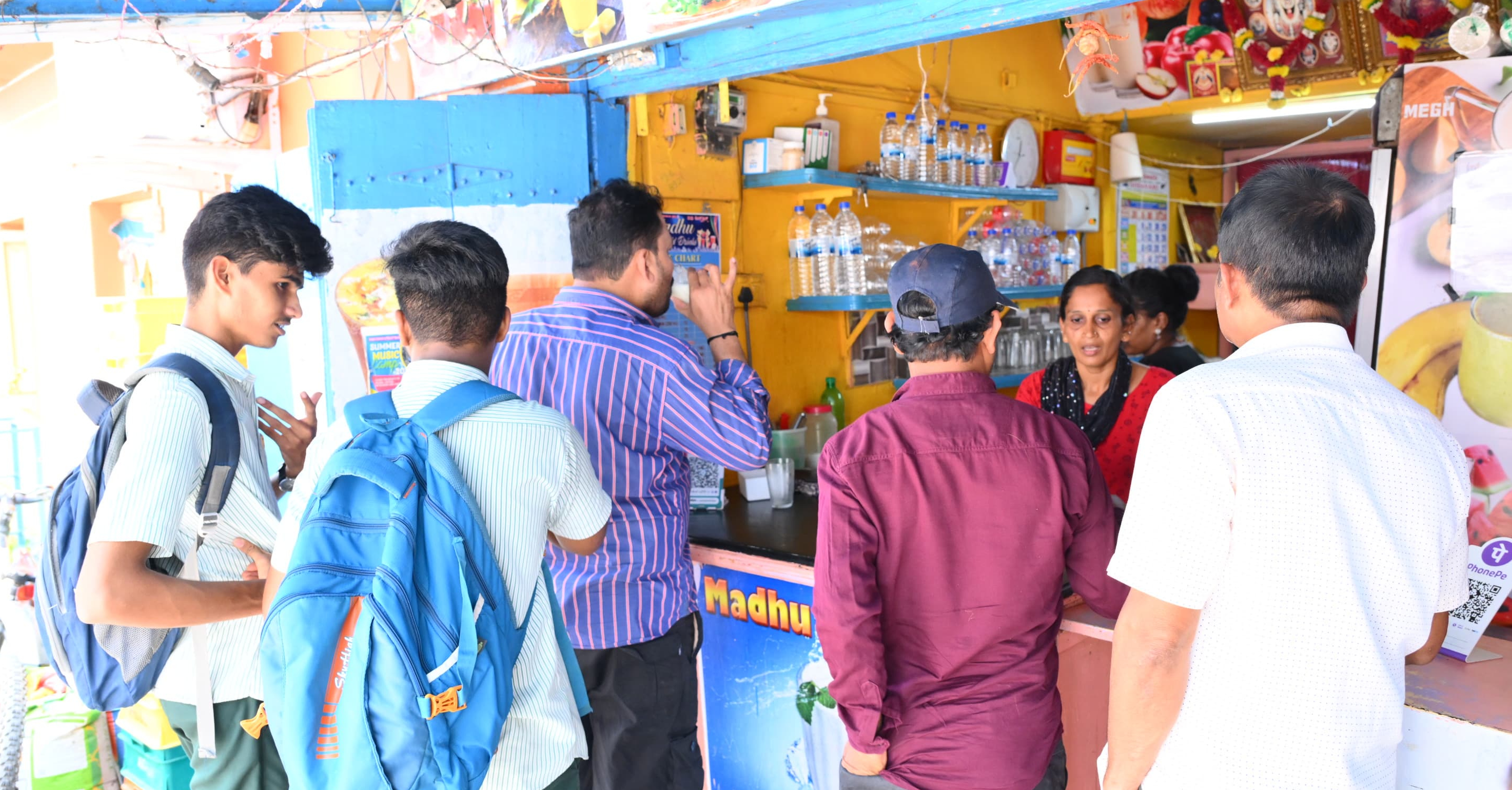 ಬಿಸಿಲ ಝಳದಿಂದ ಕಂಗೆಟ್ಟ ಜನರು ತಂಪುಪಾನೀಯ ಸೇವನೆಗೆ ಕಾರವಾರ ನಗರದ ತಂಪುಪಾನೀಯ ಅಂಗಡಿಯೊಂದರ ಎದುರು ಸೇರಿರುವುದು.