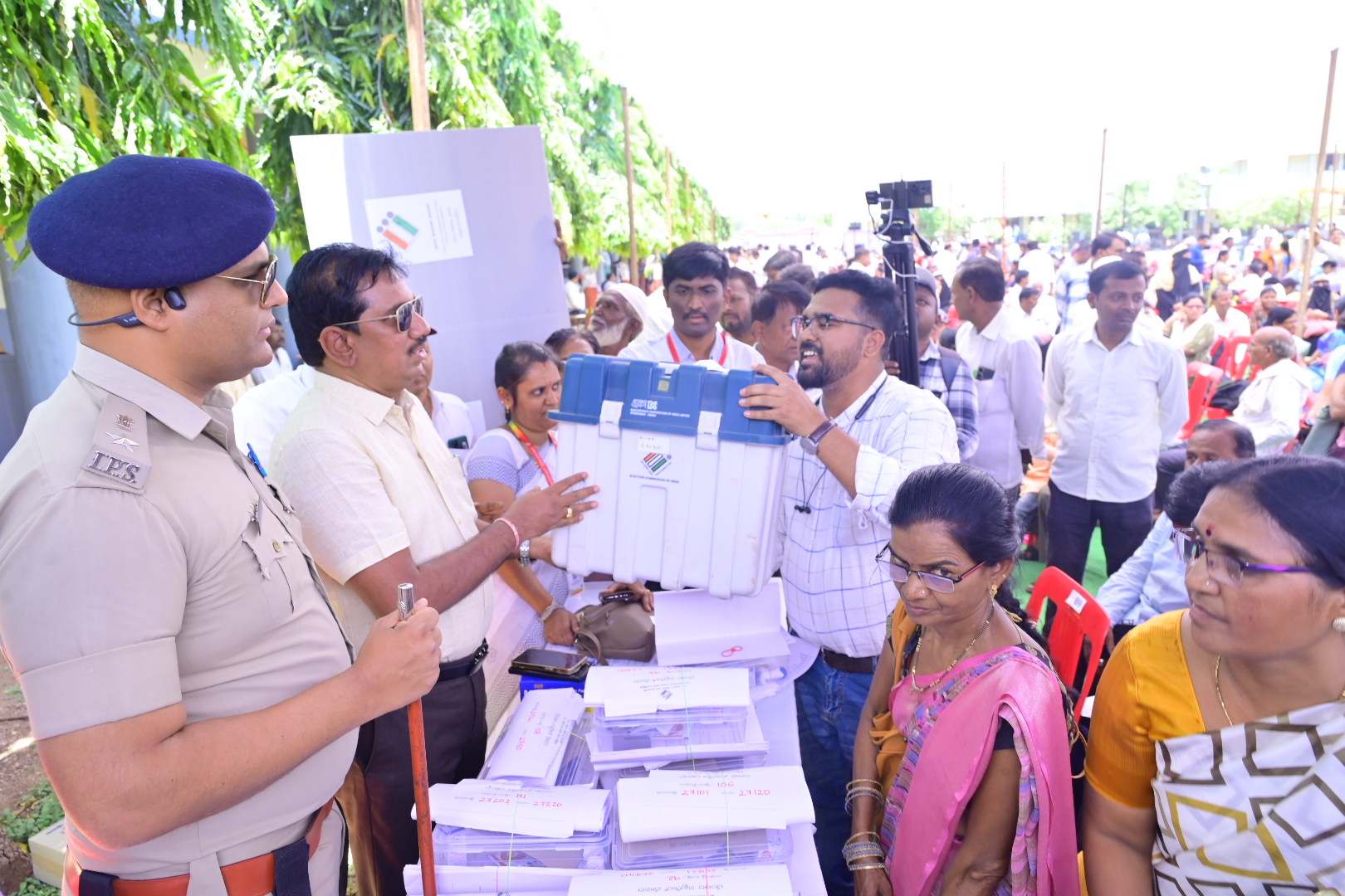 ಜಿಲ್ಲಾ ಚುನಾವಣಾಧಿಕಾರಿ ಗೋವಿಂದ ರೆಡ್ಡಿ ಎಸ್ಪಿ ಚನ್ನಬಸವಣ್ಣ ಎಸ್.ಎಲ್. ಅವರು ಬೀದರ್ನ ಮಸ್ಟರಿಂಗ್ ಕೇಂದ್ರದಲ್ಲಿ ಮತದಾನ ಕೇಂದ್ರದ ಸಿಬ್ಬಂದಿಗೆ ಇವಿಎಂಗಳನ್ನು ಪರಿಶೀಲಿಸಿ ಹಸ್ತಾಂತರಿಸಿದರು