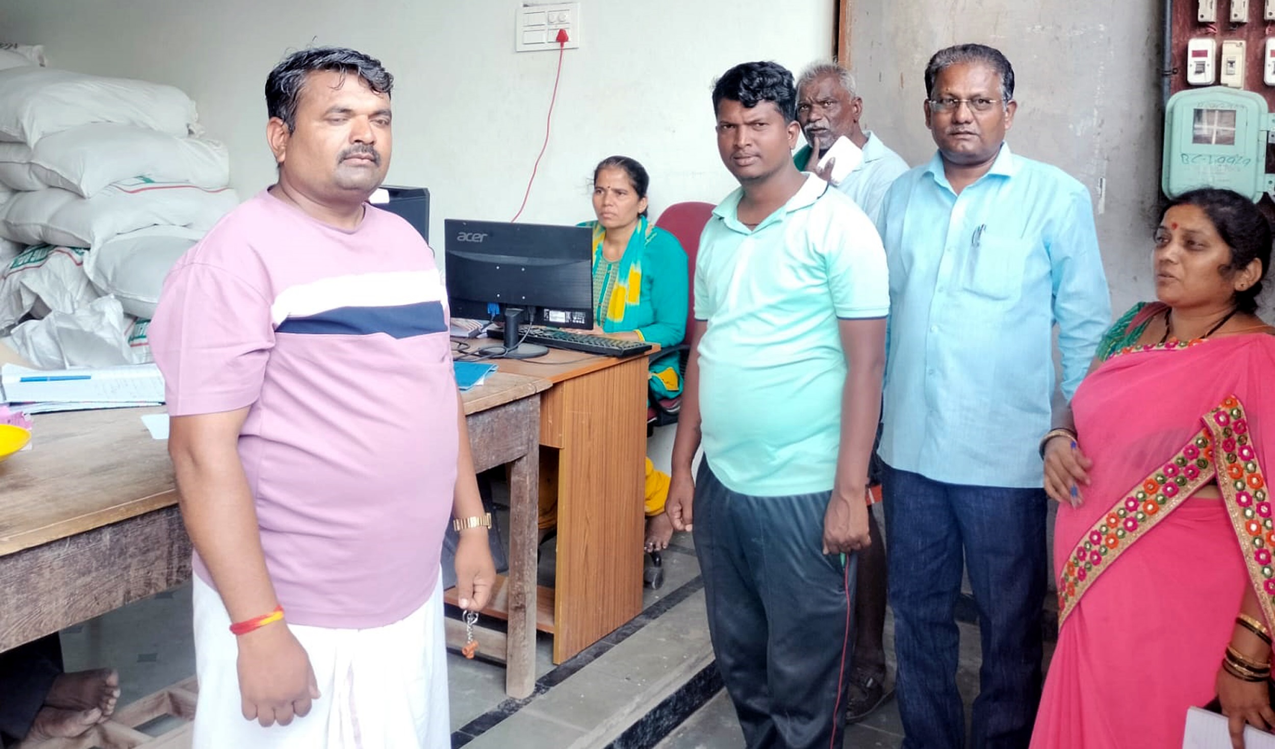 ರಾಮದುರ್ಗ ತಾಲ್ಲೂಕಿನ ಕೆ.ಚಂದರಗಿಯ ರೈತ ಸಂಪರ್ಕ ಕೇಂದ್ರದಲ್ಲಿ ಬಿತ್ತನೆ ಬೀಜ ಖರೀದಿಗೆ ಬಂದಿದ್ದ ಜನರು