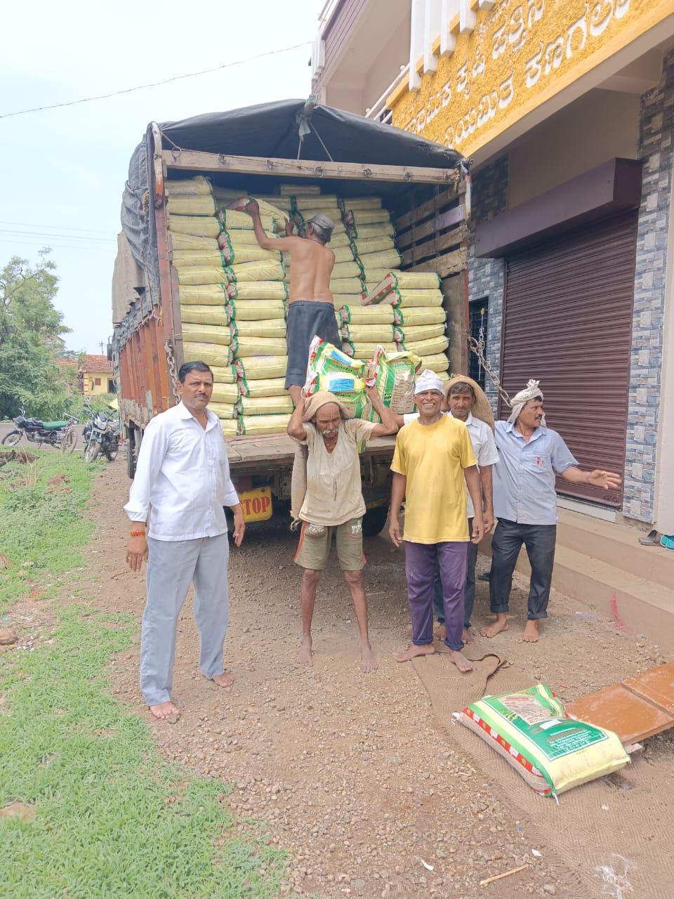 ಹುಕ್ಕೇರಿ ತಾಲ್ಲೂಕಿನ ಕಣಗಲಾ ಪಿಕೆಪಿಎಸ್ನಲ್ಲಿ ರಸಗೊಬ್ಬರ ಮೂಟೆಗಳನ್ನು ದಾಸ್ತಾನು ಮಾಡಲಾಯಿತು