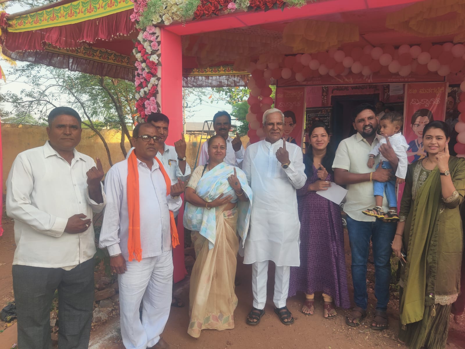 ಶಾಸಕ ಸಿದ್ದು ಸವದಿ ಕುಟುಂಬ ಮತ್ತು ಕಾರ್ಯಕರ್ತರ ಜೊತೆಗೂಡಿ ಮತದಾನ ಮಾಡಿದರು