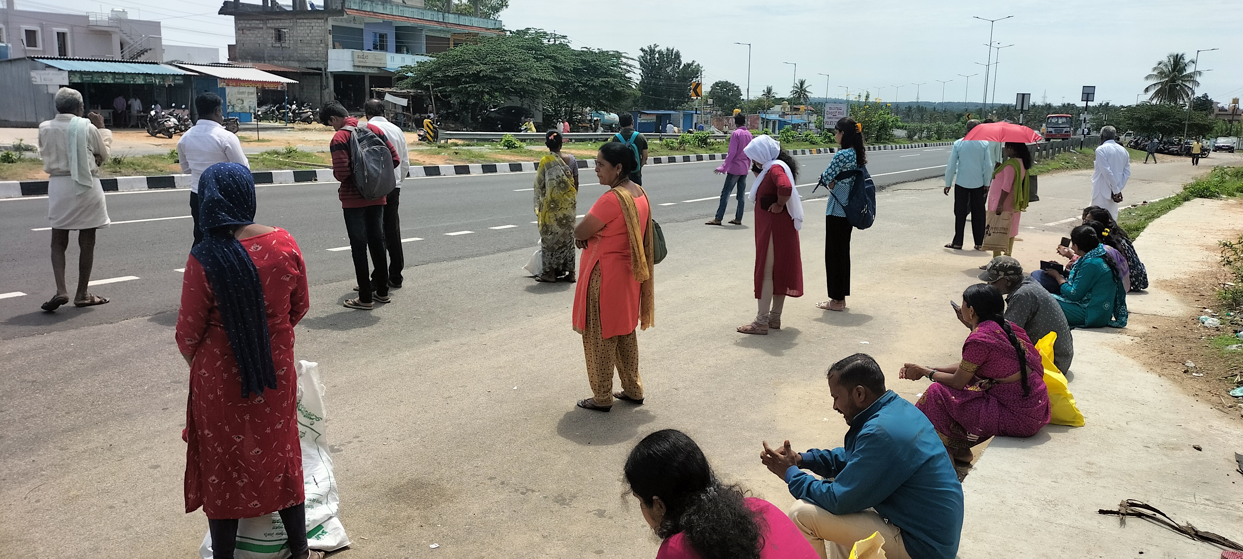 ಚನ್ನರಾಯಪಟ್ಟಣ–ಹಾಸನ ಮಾರ್ಗಮಧ್ಯದ ಗ್ರಾಮಗಳಲ್ಲಿ ಬಿಸಿಲಿನಲ್ಲಿಯೇ ಬಸ್ಗಾಗಿ ಕಾಯುತ್ತಿರುವ ಪ್ರಯಾಣಿಕರು.