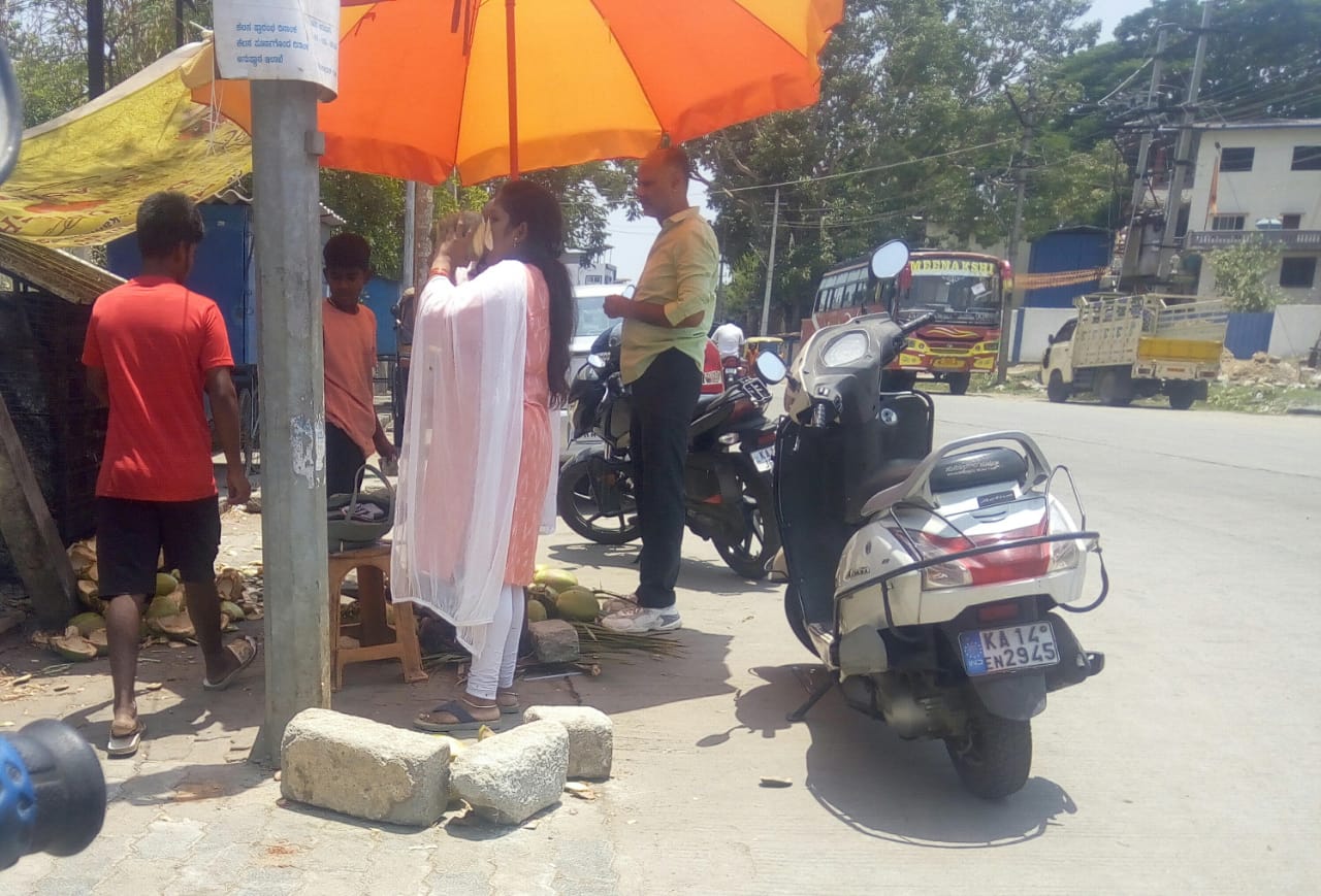 ಬಿಸಿಲಿನ ತಾಪಕ್ಕೆ ಎಳನೀರು ಸೇವಿಸುತ್ತಿರುವ ಮಹಿಳೆ