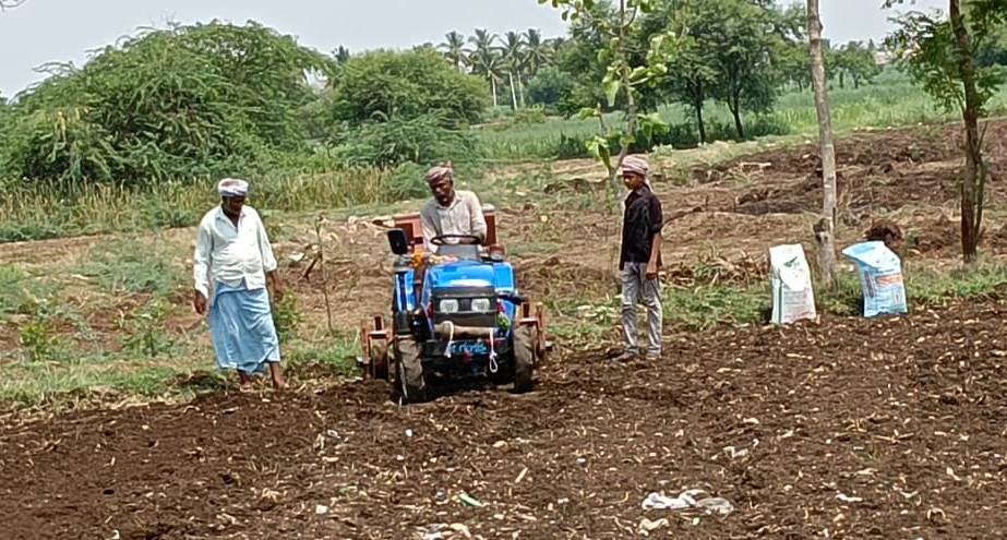 ಮೂಡಲಗಿ ತಾಲ್ಲೂಕಿನ ಹೊಸಟ್ಟಿಯಲ್ಲಿ ರೈತರು ಸೋಯಾಬೀನ್ ಬಿತ್ತನೆ ಮಾಡಿದರು