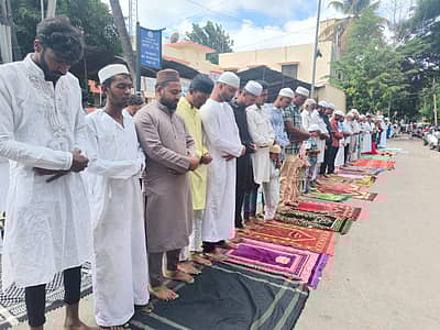 ತುಮಕೂರಿನಲ್ಲಿ ಸೋಮವಾರ ಶ್ರದ್ದಾ ಭಕ್ತಿಯಿಂದ ಬಕ್ರೀದ್ ಆಚರಿಸಲಾಯಿತು.