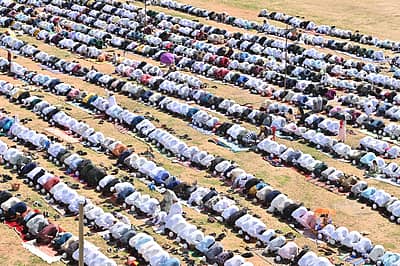 ಮೈಸೂರಿನ ತಿಲಕ್ ನಗರದ ಈದ್ಗಾ ಮೈದಾನದಲ್ಲಿ ಸೋಮವಾರ ಬಕ್ರೀದ್ ಪ್ರಯುಕ್ತ ಮುಸ್ಲಿಮರು ಸಾಮೂಹಿಕ ಪ್ರಾರ್ಥನೆಯಲ್ಲಿ ಭಾಗಿಯಾದರು.