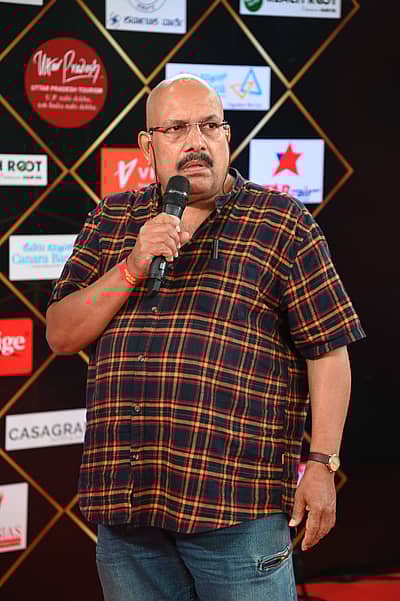 ಪ್ರಜಾವಾಣಿ ಕನ್ನಡ ಸಿನಿ ಸಮ್ಮಾನ 2ನೇ ಆವೃತ್ತಿಯ ಪ್ರಶಸ್ತಿ ಪ್ರದಾನ ಸಮಾರಂಭದ ರೆಡ್ ಕಾರ್ಪೆಟ್ನಲ್ಲಿ ಸಂಗೀತ ನಿರ್ದೇಶಕ ವಿ.ಮನೋಹರ್