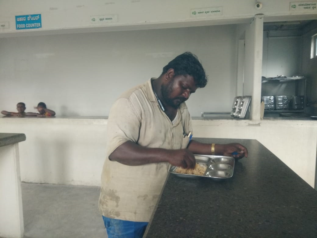 ಚಿತ್ತಾಪುರದ ಇಂದಿರಾ ಕ್ಯಾಂಟೀನ್ನಲ್ಲಿ ವ್ಯಕ್ತಿಯೊಬ್ಬರು ಊಟ ಮಾಡಿದರು