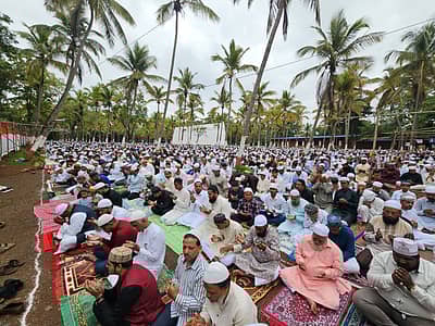 ಬೆಳಗಾವಿ ಜಿಲ್ಲೆಯಾದ್ಯಂತ ಸೋಮವಾರ ಮುಸ್ಲಿಮರು ಶ್ರದ್ಧೆಯಿಂದ 'ಬಕ್ರೀದ್' ಆಚರಿಸಿದರು.