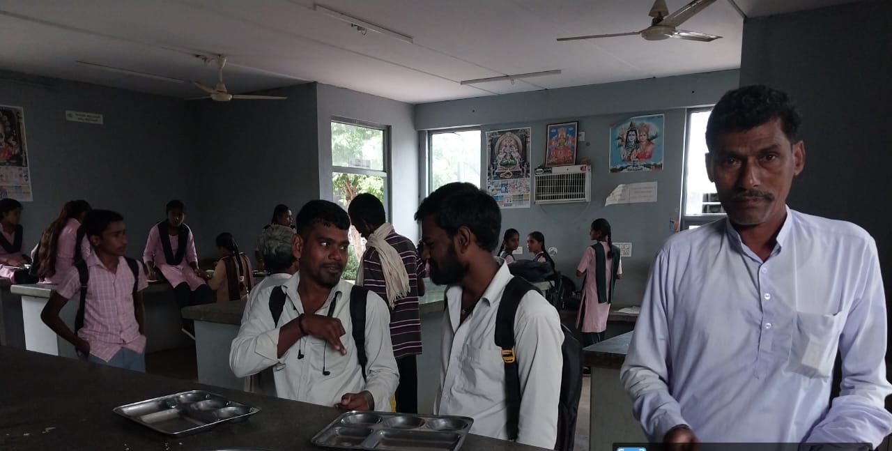 ಚಿಂಚೋಳಿಯ ಬಸ್ ನಿಲ್ದಾಣದ ಎದುರಿನ ಇಂದಿರಾ ಕ್ಯಾಂಟೀನ್ನಲ್ಲಿ ವಿದ್ಯಾರ್ಥಿಗಳು ಹಸಿವು ತಣಿಸಿಕೊಂಡರು