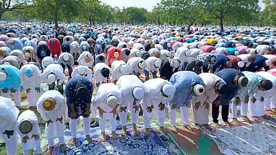 ಬಕ್ರೀದ್ ಹಬ್ಬವನ್ನು ಮುಸ್ಲಿಮರು ಸೋಮವಾರ ಬಳ್ಳಾರಿ ಜಿಲ್ಲೆಯಾದ್ಯಂತ ಸಡಗರದಿಂದ ಆಚರಿಸಿದರು.