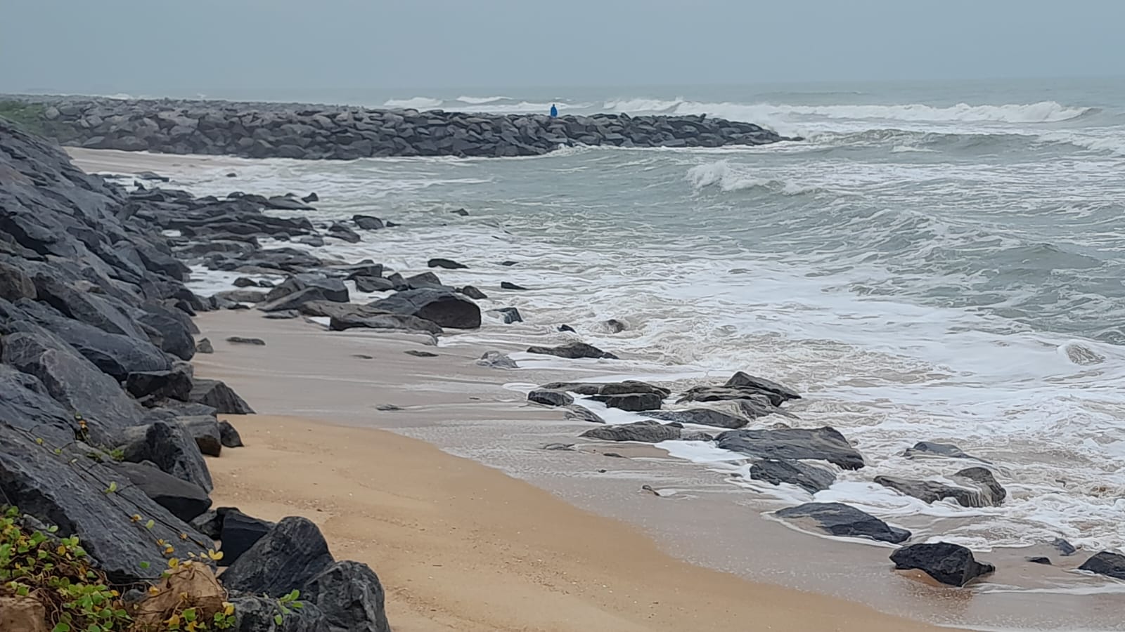 ಕಾಪು ವ್ಯಾಪ್ತಿಯ ಉದ್ಯಾವರ ಪಡುಕರೆ ಕಡಲ ತೀರದಲ್ಲಿ ಗ್ರೋಯಾನ್ ಮಾದರಿಯಲ್ಲಿ ಕಲ್ಲುಗಳನ್ನು ಅಳವಡಿಸಿರುವುದು