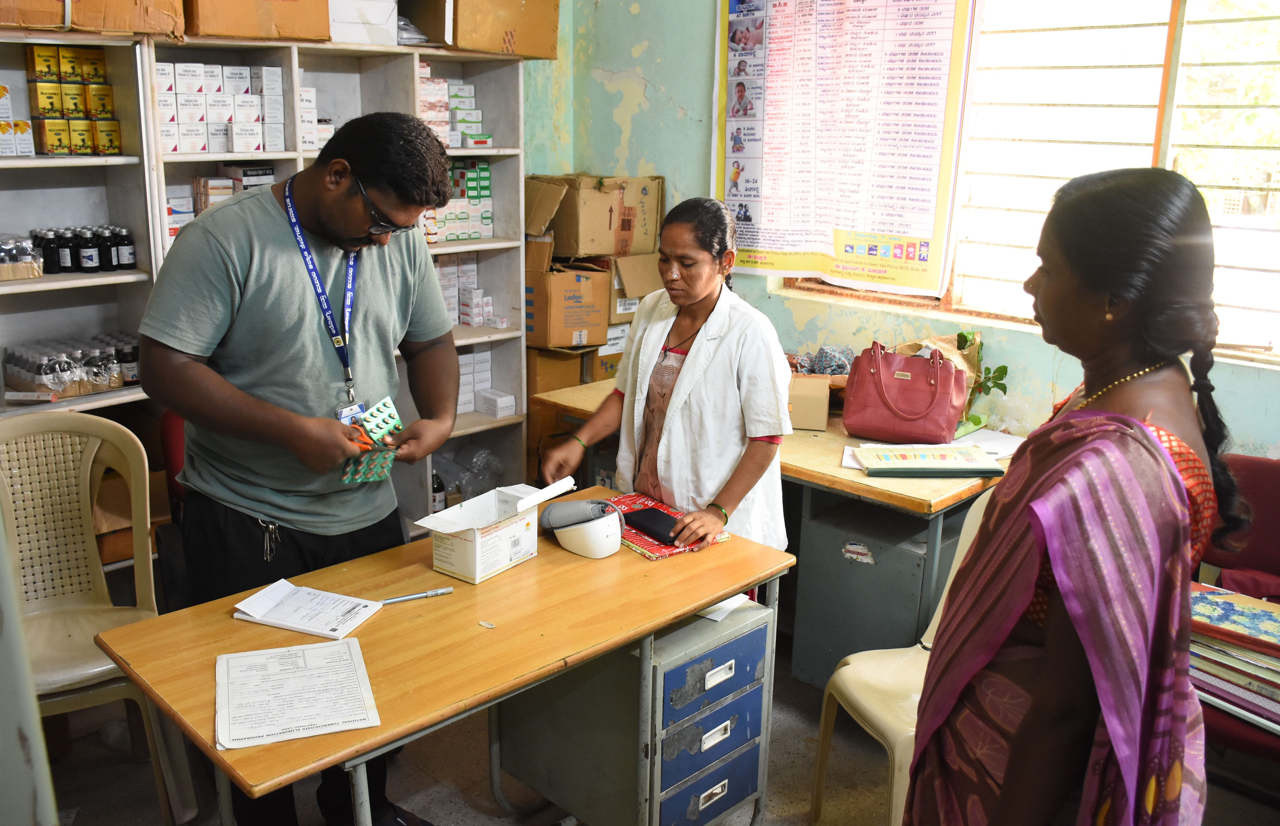 ಯಾದಗಿರಿ ನಗರ ಆರೋಗ್ಯ ಕೇಂದ್ರದಲ್ಲಿ ಕಾರ್ಯನಿರ್ವಹಿಸುತ್ತಿರುವ ಸಿಬ್ಬಂದಿ