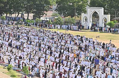 ಮೈಸೂರಿನ ತಿಲಕ್ ನಗರದ ಈದ್ಗಾ ಮೈದಾನದಲ್ಲಿ ಸೋಮವಾರ ಬಕ್ರೀದ್ ಪ್ರಯುಕ್ತ ಮುಸ್ಲಿಮರು ಸಾಮೂಹಿಕ ಪ್ರಾರ್ಥನೆಯಲ್ಲಿ ಭಾಗಿಯಾದರು.
