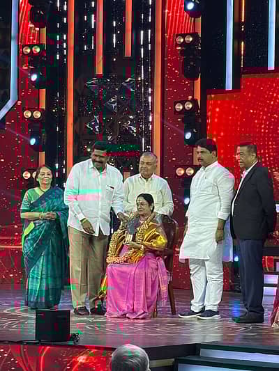 ಹಿರಿಯ ನಟಿ ಬಿ. ಸರೋಜಾದೇವಿ ಅವರಿಗೆ ಜೀವಮಾನ ಸಾಧನೆ ಪ್ರಶಸ್ತಿ ನೀಡಿ ಗೌರವಿಸಲಾಯಿತು