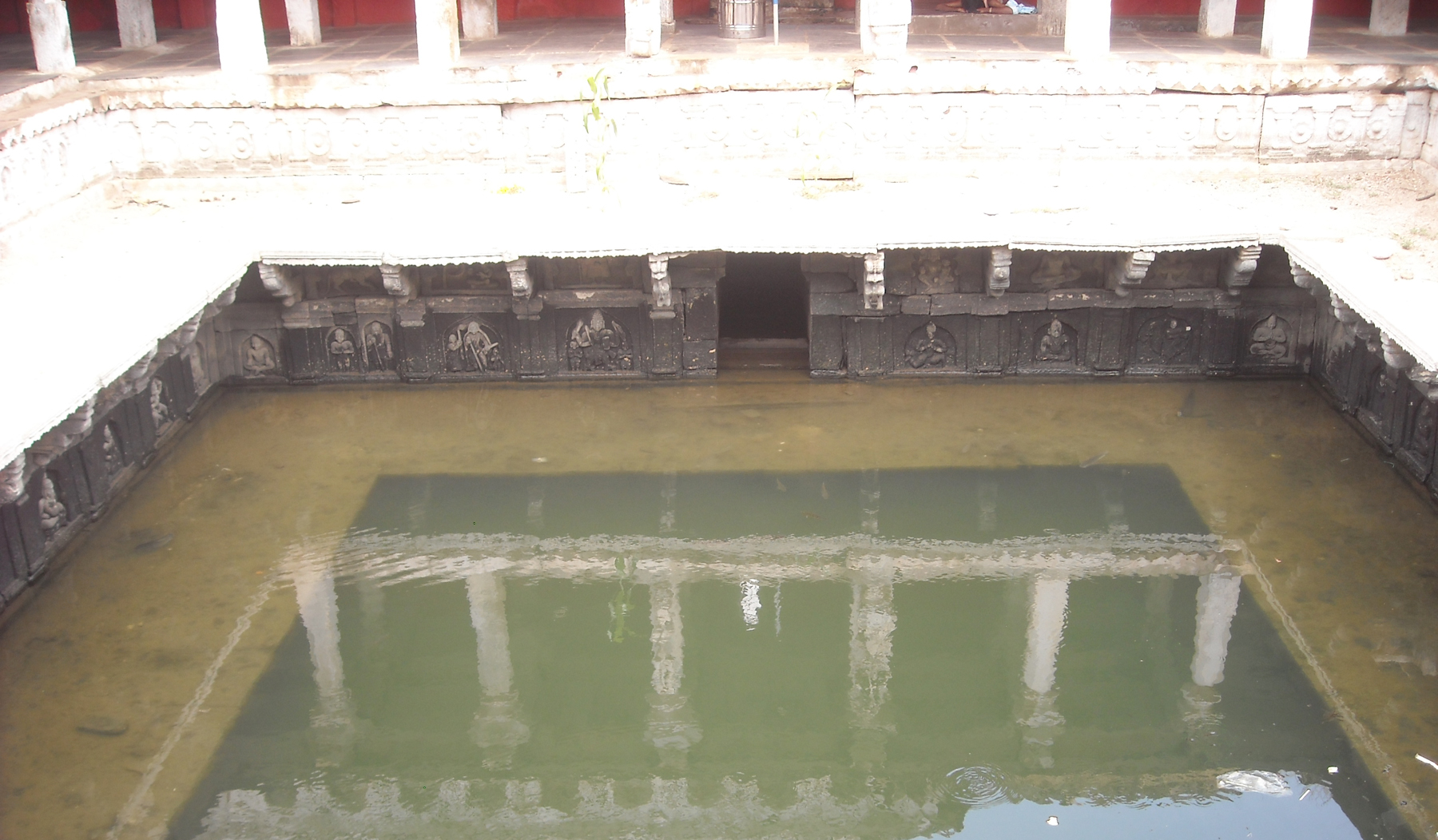 ಮುಂಡರಗಿ ತಾಲ್ಲೂಕಿನ ಗುಮ್ಮಗೋಳ ಗ್ರಾಮದ ಗೋಣಿಬಸವೇಶ್ವರ ದೇವಸ್ಥಾನದ ಪ್ರಾಂಗಣದಲ್ಲಿ ಸದಾ ಶುದ್ಧವಾದ ನೀರಿನಿಂದ ತುಂಬಿರುವ ಸುಂದರ ಕಲ್ಯಾಣಿ