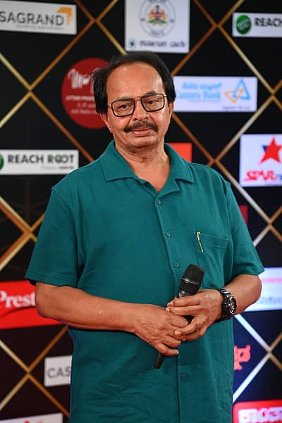 ಪ್ರಜಾವಾಣಿ ಕನ್ನಡ ಸಿನಿ ಸಮ್ಮಾನ 2ನೇ ಆವೃತ್ತಿಯ ಪ್ರಶಸ್ತಿ ಪ್ರದಾನ ಸಮಾರಂಭದ ರೆಡ್ ಕಾರ್ಪೆಟ್ನಲ್ಲಿ ನಾಗತಿಹಳ್ಳಿ ಚಂದ್ರಶೇಖರ್