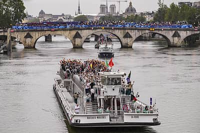 ಉದ್ಘಾಟನಾ ಸಮಾರಂಭದಲ್ಲಿ ಕ್ರೀಡಾಪಟುಗಳು ಸೀನ್ ನದಿಯಲ್ಲಿ ಪ್ರಯಾಣಿಸಿದ ಕ್ಷಣ