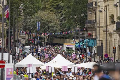 ಉದ್ಘಾಟನಾ ಸಮಾರಂಭದಲ್ಲಿ ಕಂಗೊಳಿಸಿದ ನಗರದ ಬೀದಿಗಳು