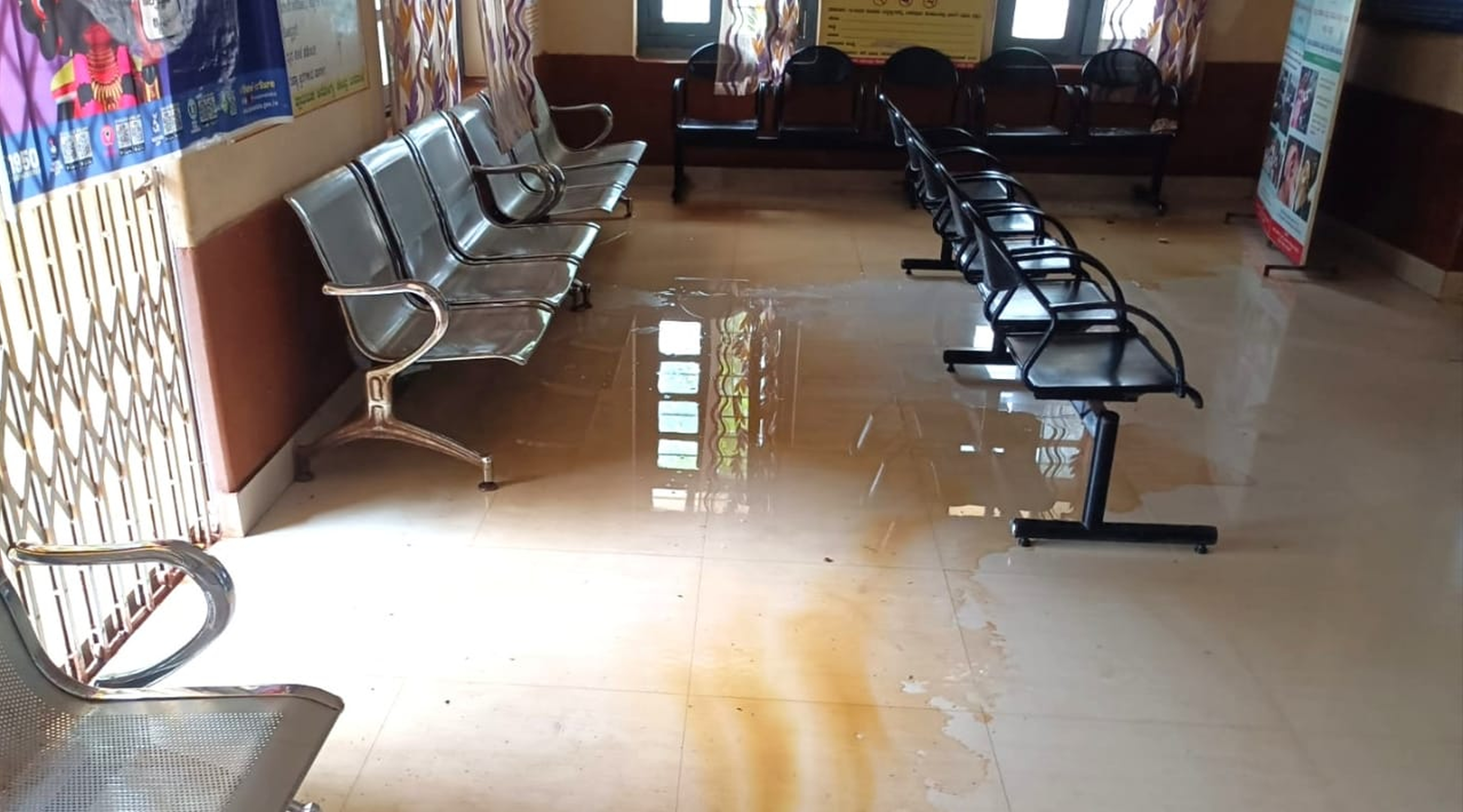 ಮಳೆಗಾಲದ ಸಂದರ್ಭದಲ್ಲಿ ಶಿರಸಿ ತಾಲ್ಲೂಕಿನ ಬನವಾಸಿ ಪ್ರಾಥಮಿಕ ಆರೋಗ್ಯ ಕೇಂದ್ರ ಸೋರುತ್ತಿರುವುದು