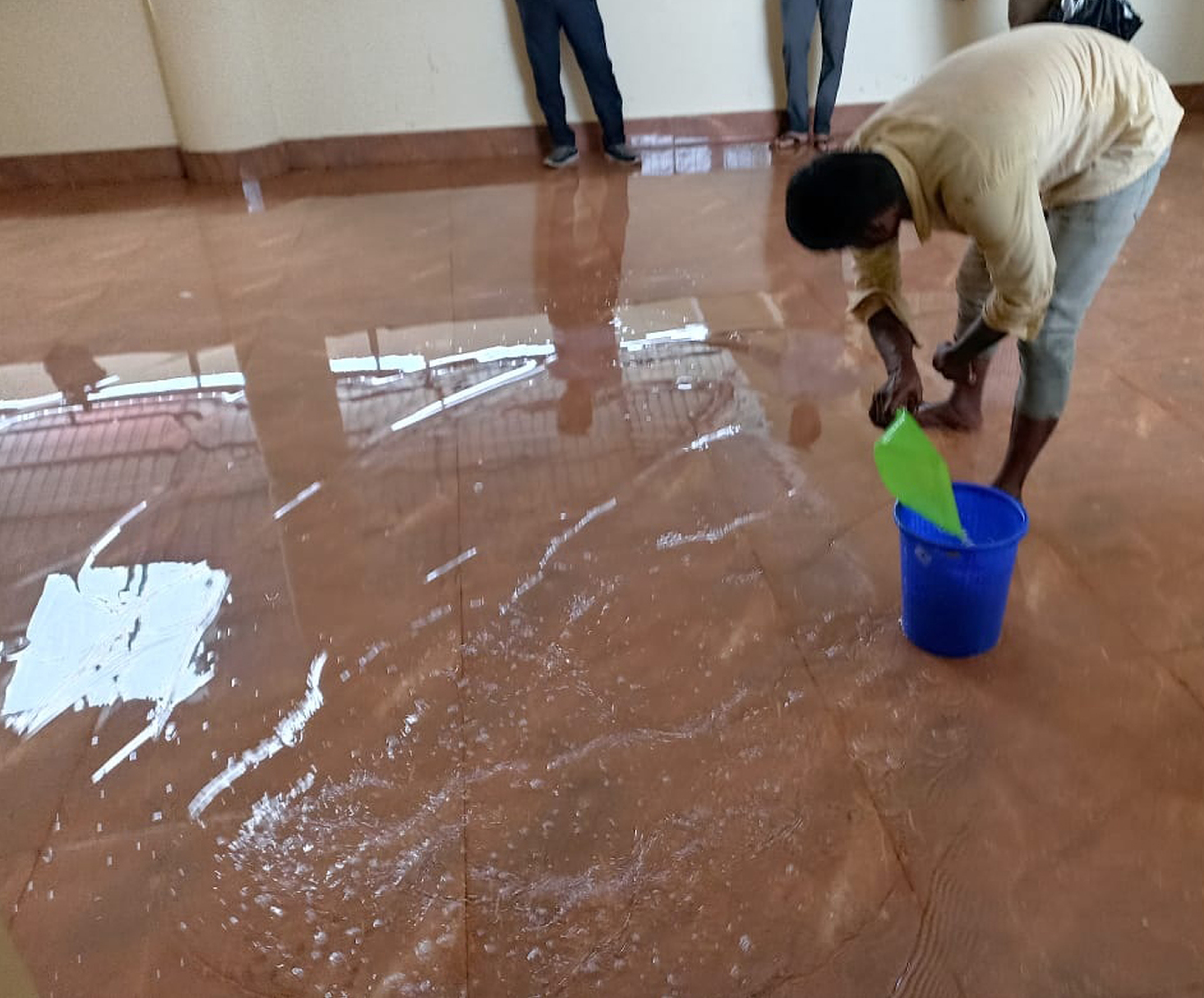 ಕುಮಟಾ ಮಿನಿ ವಿಧಾನಸೌಧ ಕಟ್ಟಡದೊಳಗೆ ಸೋರಿದ ಮಳೆನೀರನ್ನು ನೌಕರರೊಬ್ಬರು ಶುಚಿಗೊಳಿಸುವ ಕೆಲಸದಲ್ಲಿ ನಿರತರಾಗಿದ್ದರು