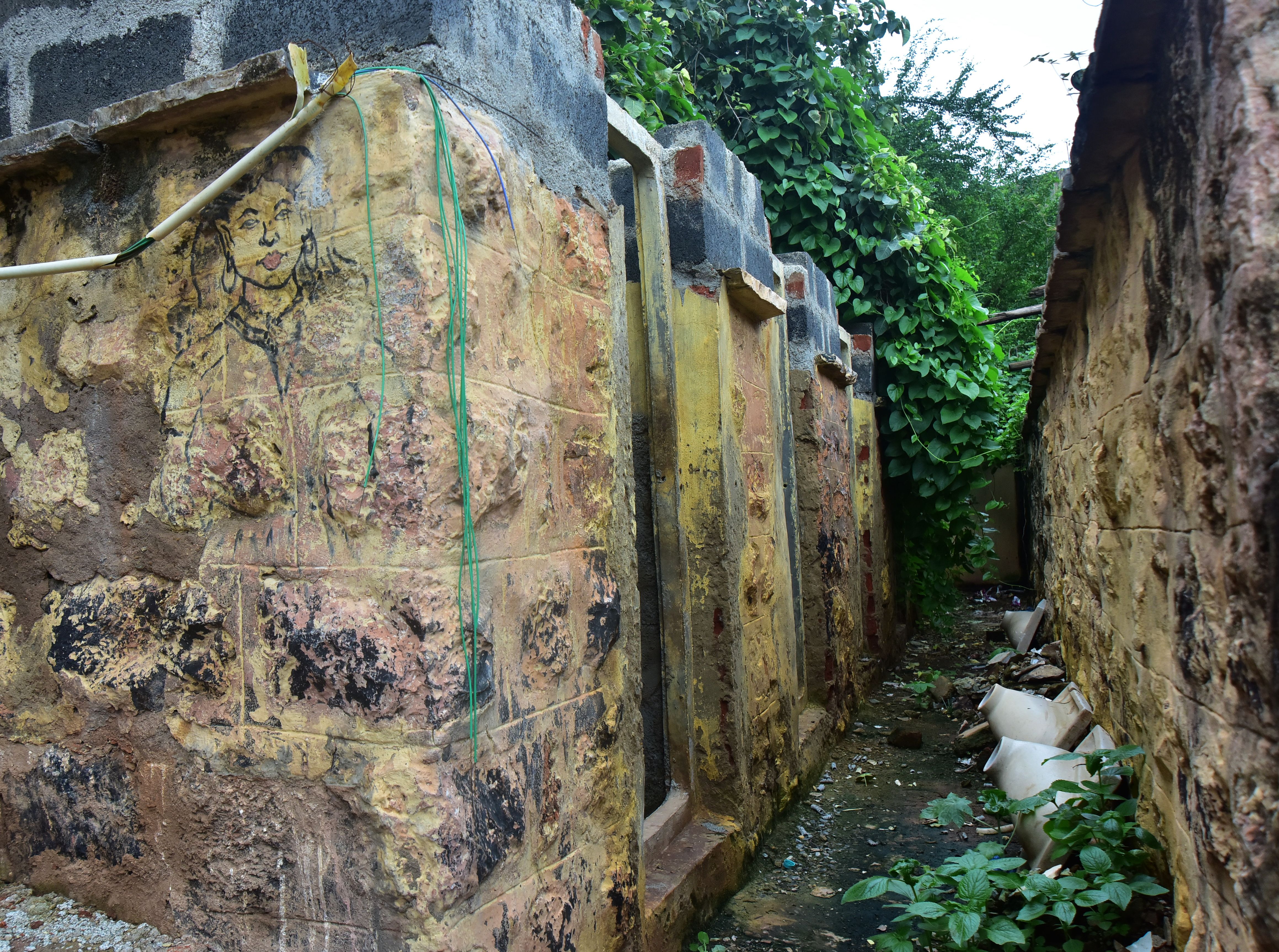 ಹುಬ್ಬಳ್ಳಿಯ ಹೊಸ ಮ್ಯಾದರ ಓಣಿಯಲ್ಲಿರುವ ಸಾರ್ವಜನಿಕ ಶೌಚಾಯಲ ಬಂದ್ ಆಗಿದ್ದು ಗಿಡಗಂಟಿ ಬೆಳೆದು ಪಾಳು ಬಿದ್ದಿದೆ                                                                        ಪ್ರಜಾವಾಣಿ ಚಿತ್ರ/ಗುರು ಹಬೀಬ