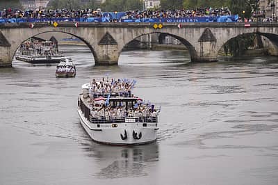ಸೀನ್ ನದಿಯಲ್ಲಿ ಸಾಗಿದ ಕ್ರೀಡಾಪಟುಗಳು