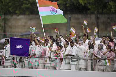 ದೋಣಿಯಲ್ಲಿ ಸಾಗಿದ ಭಾರತೀಯರ ತಂಡ
