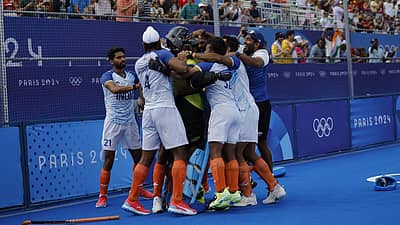 ಅಮೋಘ ಆಟವಾಡಿದ ಗೋಲ್ಕೀಪರ್ ಶ್ರೀಜೇಶ್ ಅವರನ್ನು ಅಪ್ಪಿ ಸಂಭ್ರಮಿಸಿದ 'ಭಾರತ'