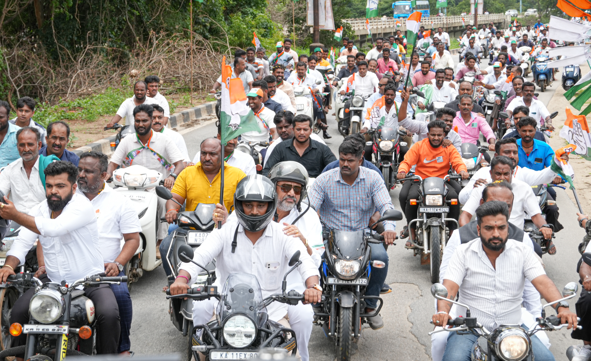 ಮದ್ದೂರು ಪಟ್ಟಣದಲ್ಲಿ ಸೋಮವಾರ ನಡೆದ ಬೈಕ್ ರ್ಯಾಲಿಯಲ್ಲಿ ಉಪ ಮುಖ್ಯಮಂತ್ರಿ ಡಿ.ಕೆ.ಶಿವಕುಮಾರ್ ಮತ್ತು ನಾಯಕರು ಪಾಲ್ಗೊಂಡರು