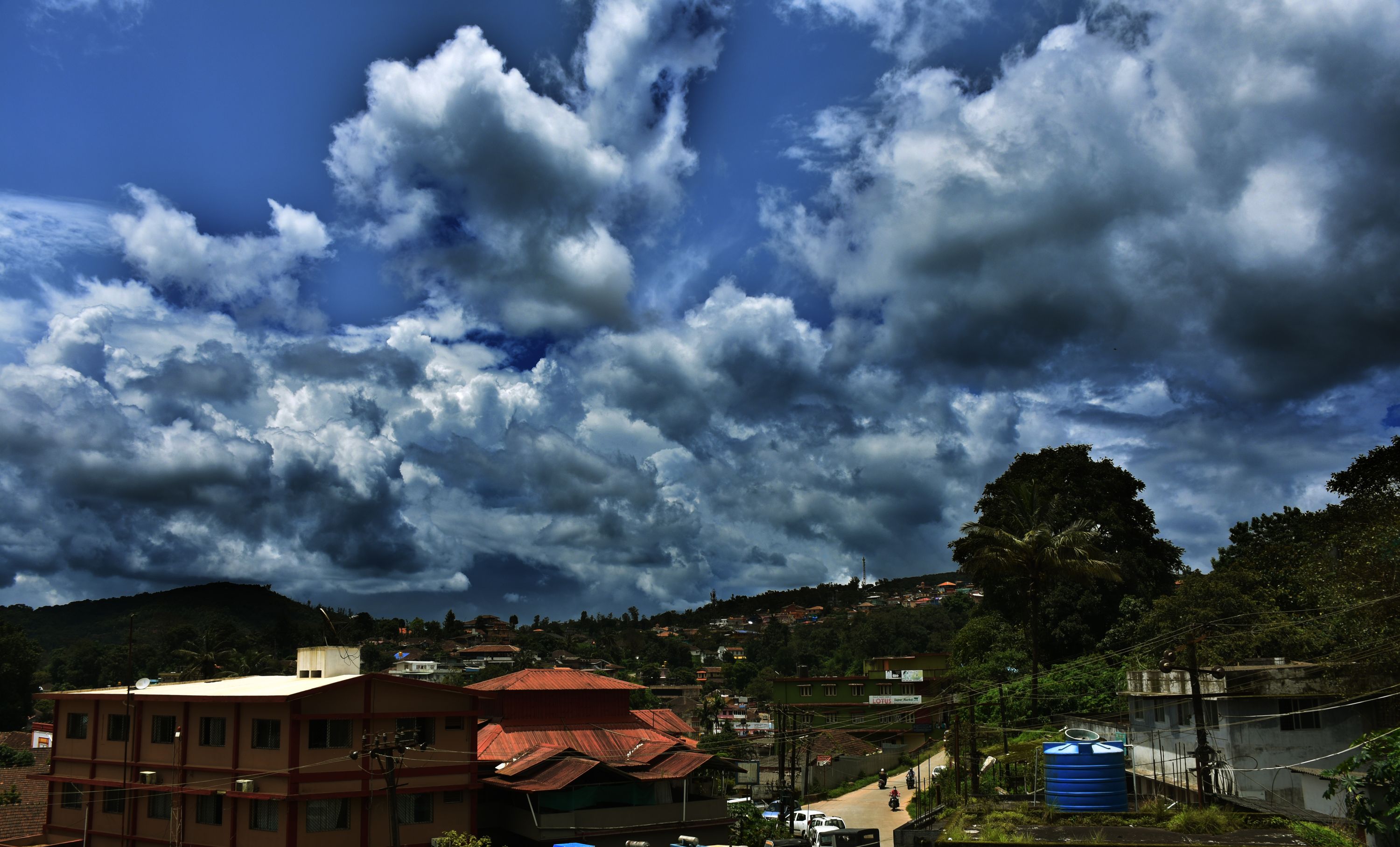 ಕೊಡಗು ಜಿಲ್ಲೆಯಲ್ಲಿ ಬಿಸಿಲ ವಾತಾವರಣ ಕಂಡುಬಂದಿದ್ದು ಮಡಿಕೇರಿಯಲ್ಲಿ ಸೋಮವಾರ ಮಧ್ಯಾಹ್ನ ಮೋಡಗಳು ಚೆಲ್ಲಾಟವಾಡುತ್ತಿದ್ದ ದೃಶ್ಯ ಕ್ಯಾಮೆರಾದಲ್ಲಿ ಸೆರೆಯಾಗಿದ್ದು ಹೀಗೆ... ಪ್ರಜಾವಾಣಿ ಚಿತ್ರ: ರಂಗಸ್ವಾಮಿ