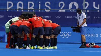 ಪಂದ್ಯ ಆರಂಭಕ್ಕೂ ಮುನ್ನ ಬ್ರಿಟನ್ ಆಟಗಾರರು