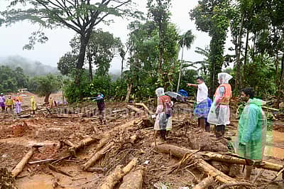 ದುರಂತದ ಸ್ಥಳದಲ್ಲಿ ರಕ್ಷಣಾ ಕಾರ್ಯಾಚರಣೆ
