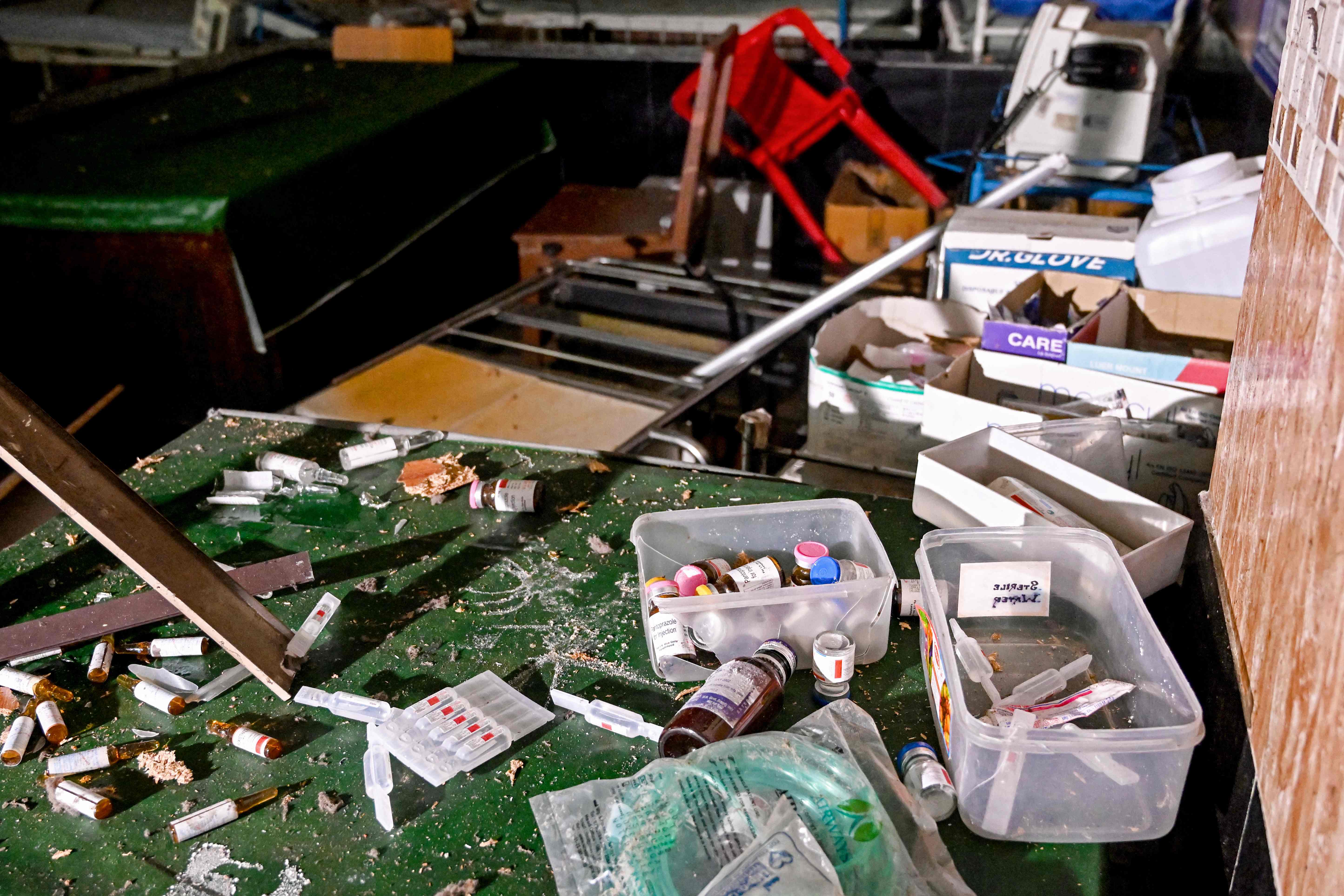 ದುಷ್ಕರ್ಮಿಗಳ ದಾಳಿಯಲ್ಲಿ ನಾಶವಾಗಿರುವ ಔಷಧಿಗಳು –ಎಎಫ್ಪಿ ಚಿತ್ರ