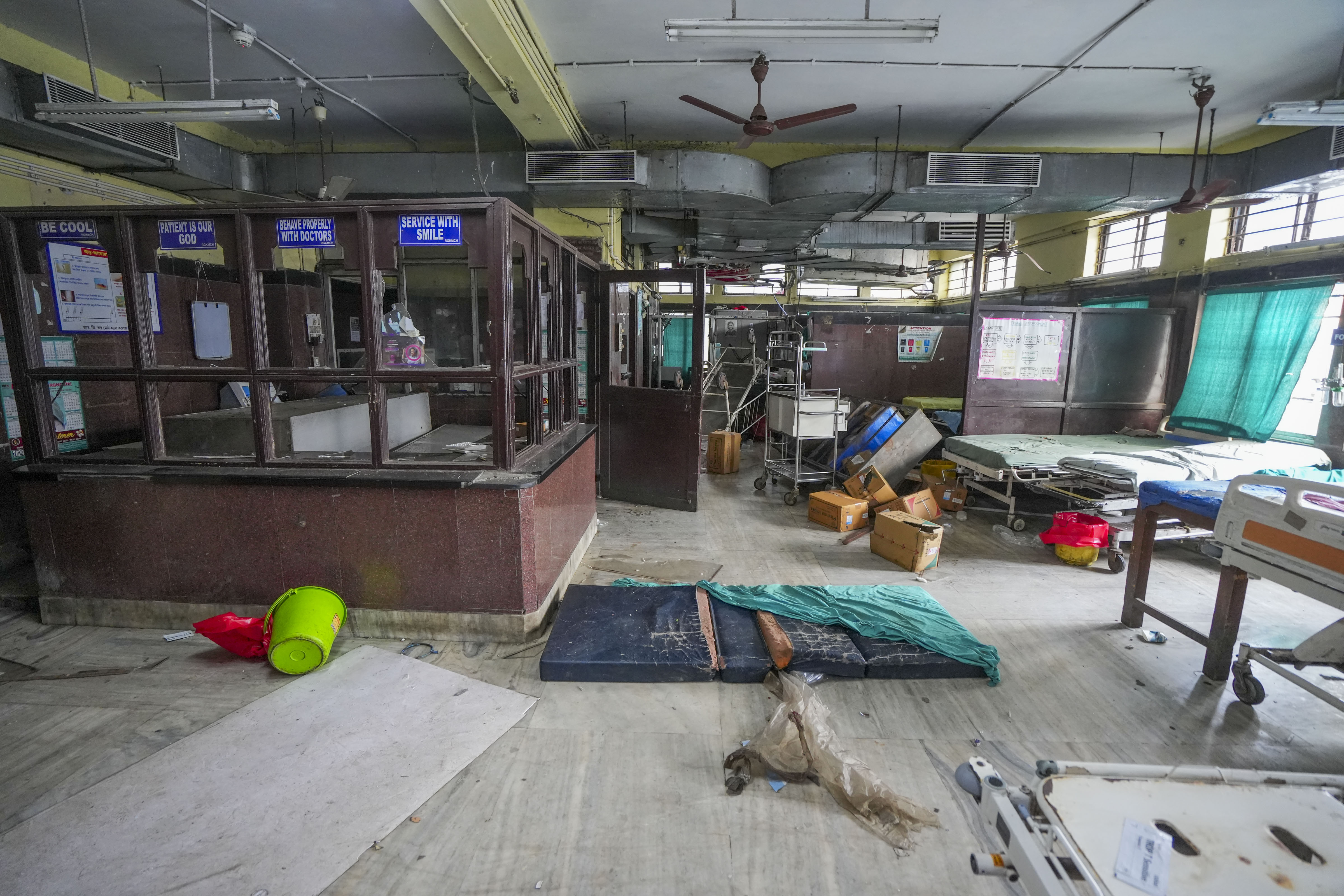 ಕೋಲ್ಕತ್ತದ ಆರ್.ಜಿ.ಕರ್ ವೈದ್ಯಕೀಯ ಕಾಲೇಜು ಮತ್ತು ಆಸ್ಪತ್ರೆಯ ಮೇಲೆ ಬುಧವಾರ ಮಧ್ಯರಾತ್ರಿಯ ಬಳಿಕ ದಾಳಿ ನಡೆಸಿದ ದುಷ್ಕರ್ಮಿಗಳು ವಿವಿಧ ವಾರ್ಡ್ಗಳನ್ನು ಧ್ವಂಸಗೊಳಿಸಿರುವುದು