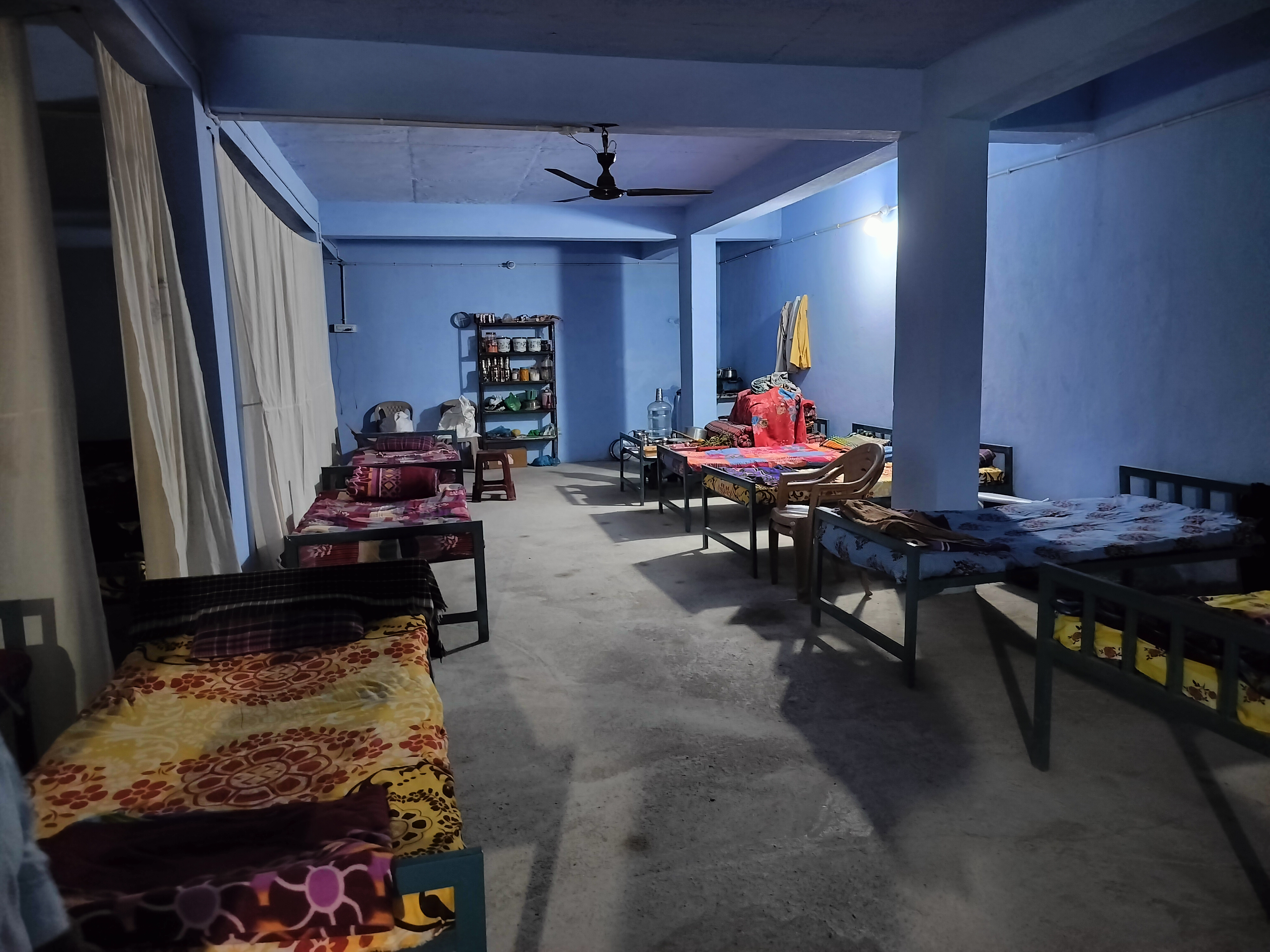 ಸುರಪುರದ ನಿರಾಶ್ರಿತರ ಕೇಂದ್ರದಲ್ಲಿ ಇರುವ ಹಾಸಿಗೆ ವ್ಯವಸ್ಥೆ. ಪಕ್ಕದಲ್ಲಿ ಬಟ್ಟೆಯಿಂದ ಮಹಿಳೆಯರಿಗೆ ಪ್ರತ್ಯೇಕ ವ್ಯವಸ್ಥೆ ಮಾಡಿರುವುದು