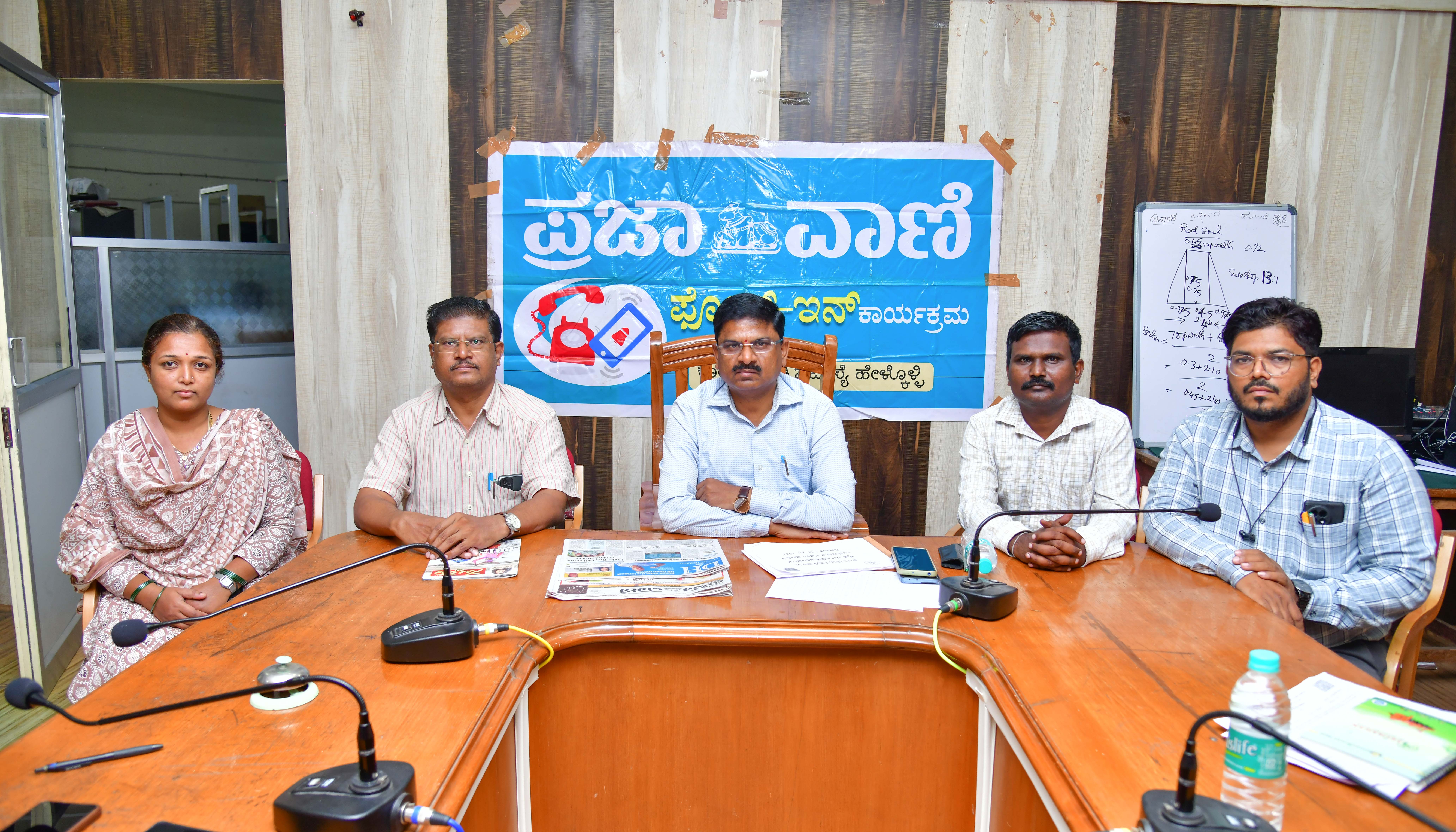 ಕೃಷಿ ಇಲಾಖೆಯ ಅಧಿಕಾರಿಗಳು: (ಎಡದಿಂದ ಬಲಕ್ಕೆ) ನಲ್ಲೇನಿ ಟಿ. ಶಿವಶೇಖರ ಪಾಟೀಲ (ಸಹಾಯಕ ಕೃಷಿ ನಿರ್ದೇಶಕ) ರುದ್ರೇಶಪ್ಪ ಟಿ.ಎಸ್.(ಜಂಟಿ ನಿರ್ದೇಶಕ) ಪ್ರಕಾಶ ಚೌಡಿ ಹಾಗೂ ಮೊಹಮ್ಮದ್ ಹಸನ್   ಪ್ರಜಾವಾಣಿ ಚಿತ್ರಗಳು: ಭರತ್ ಕಂದಕೂರ