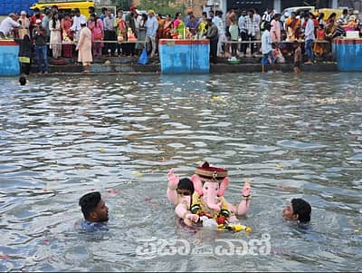 ಬೆಳಗಾವಿ ನಗರದ ಮನೆಗಳಲ್ಲಿ ಕಳೆದ 11 ದಿನಗಳಿಂದ ಪ್ರತಿಷ್ಠಾಪನೆ ಮಾಡಿದ ಗೌರಿಸುತನ ಮೂರ್ತಿಗಳ ವಿಸರ್ಜನೆ ಮಂಗಳವಾರ ವೈಭವದಿಂದ ನಡೆಯಿತು.