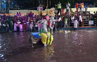 ಬೆಳಗಾವಿಯ ಕಪಿಲೇಶ್ವರ ಹೊಂಡದಲ್ಲಿ ಮಂಗಳವಾರ ರಾತ್ರಿ ಬೃಹತ್ ಗಣಪನ ಮೂರ್ತಿ ವಿಸರ್ಜನೆ ಮಾಡಲಾಯಿತು