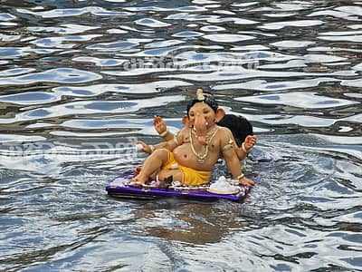 ಬೆಳಗಾವಿ ನಗರದ ಮನೆಗಳಲ್ಲಿ ಕಳೆದ 11 ದಿನಗಳಿಂದ ಪ್ರತಿಷ್ಠಾಪನೆ ಮಾಡಿದ ಗೌರಿಸುತನ ಮೂರ್ತಿಗಳ ವಿಸರ್ಜನೆ ಮಂಗಳವಾರ ವೈಭವದಿಂದ ನಡೆಯಿತು.