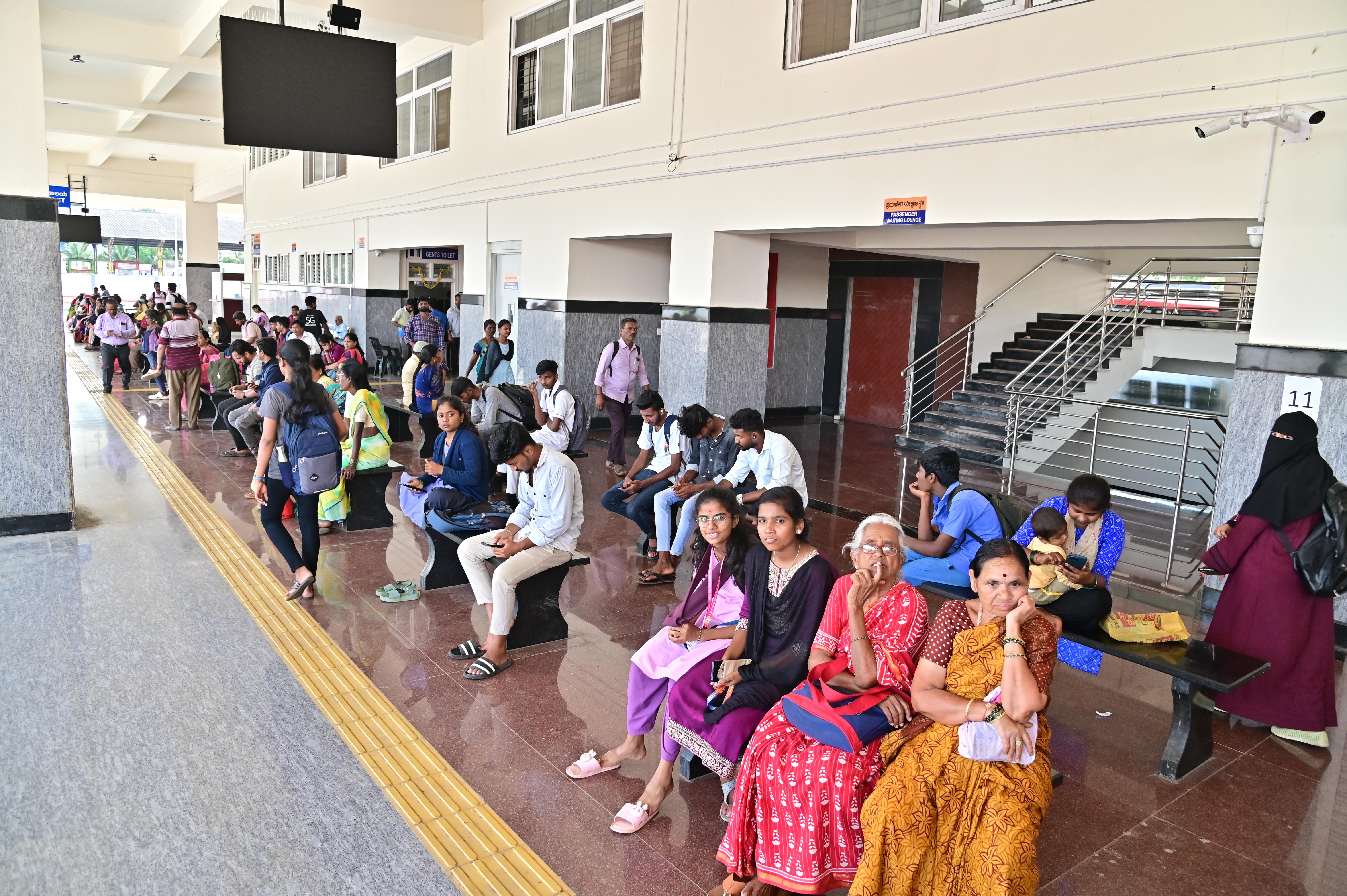 ದಾವಣಗೆರೆಯ ನೂತನ ಕೆಎಸ್ಆರ್ಟಿಸಿ ಬಸ್ ನಿಲ್ದಾಣದಲ್ಲಿ ಕುಳಿತಿರುವ ಪ್ರಯಾಣಿಕರು