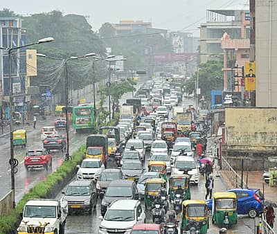 ಬೆಂಗಳೂರು ನಗರದಲ್ಲಿ ಕೆಲಸಕ್ಕೆ ಹೊರಟಿದ್ದ ಜನರು ಮೈಸೂರು ರಸ್ತೆಯಲ್ಲಿ ಟ್ರಾಫಿಕ್ ನಲ್ಲಿ ಸಿಲುಕಿದ್ದು ಕಂಡುಬಂತು.