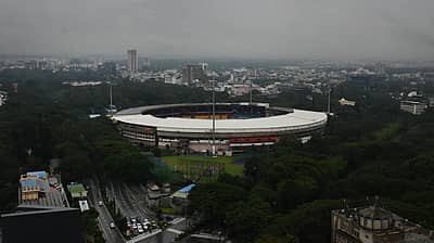 ಬೆಂಗಳೂರಿನಲ್ಲಿ  ಮೋಡ ಆವರಿಸಿದ್ದು ನಿರಂತರ ತುಂತುರು ಮಳೆ ಸುರಿಯಿತು.