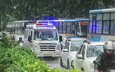 ಬೆಂಗಳೂರು ನಗರದಲ್ಲಿ ಮಂಗಳವಾರ ಮಳೆ ಸುರಿದಿದ್ದು, ಆ್ಯಂಬುಲೆನ್ಸ್ ಒಂದು ಶೇಷಾದ್ರಿ ರಸ್ತೆಯ ಟ್ರಾಫಿಕ್ ನಲ್ಲಿ ಸಿಲಿಕಿದ್ದು ಕಂಡುಬಂತು.