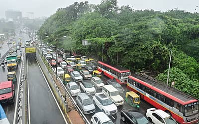 ಈಶಾನ್ಯ ಮಾನ್ಸೂನ್ ಆರಂಭವಾದ ಹಿನ್ನಲೆ ಬೆಂಗಳೂರು ನಗರದಲ್ಲಿ ಮಳೆ ಸುರಿದಿದ್ದು, ಕೆಲಸಕ್ಕೆ ಹೊರಟಿದ್ದ ಜನರು ರಾಜಾಜಿನಗರದ ಓಕಳಿಪುರಂ ರಸ್ತೆಯಲ್ಲಿ ಟ್ರಾಫಿಕ್ ನಲ್ಲಿ ಸಿಲುಕಿದ್ದು ಕಂಡುಬಂತು.